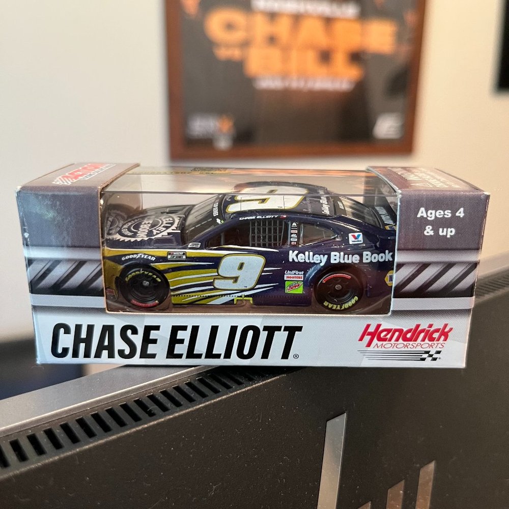 Chase Elliott 1:64 Kelley Blue Book Charlotte Win 2020 Camaro Diecast